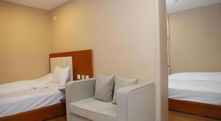 Beijing Yi Jia Hotel ภายนอก รูปภาพ