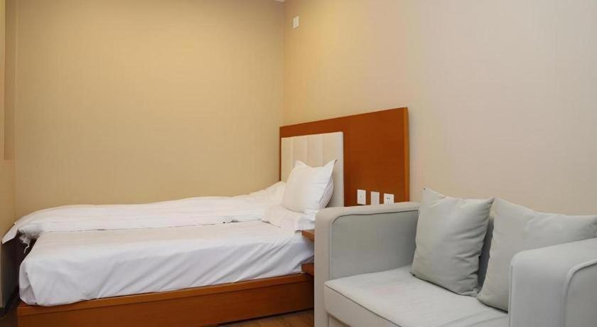 Beijing Yi Jia Hotel ภายนอก รูปภาพ